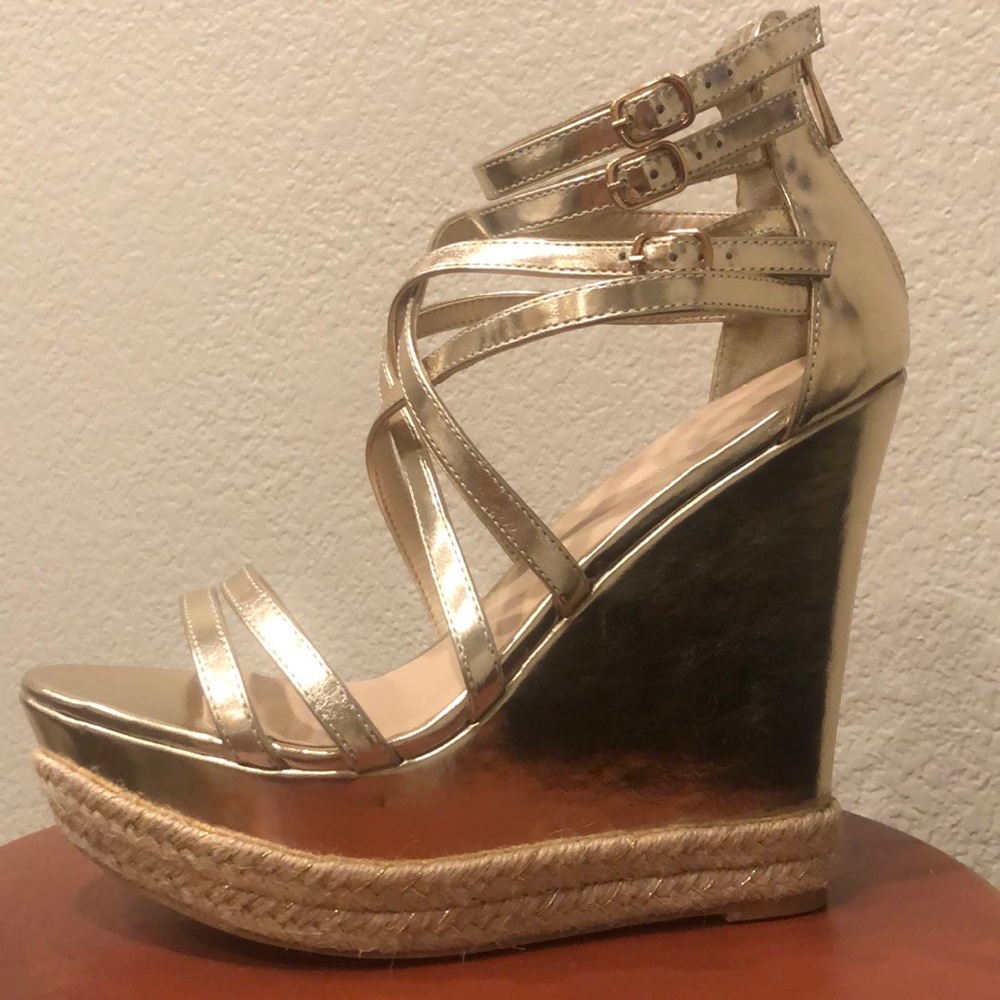 NWOT | Gold | Issa Buckle Wedge Sandals | 10